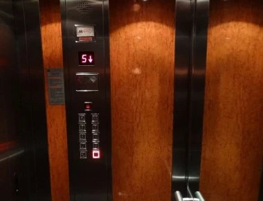 Σκάνδαλο στην Πάτρα: 79χρονος (!) και 22χρονη... σήκωσαν πολυκατοικία «στο πόδι» με κραυγές ηδονής!